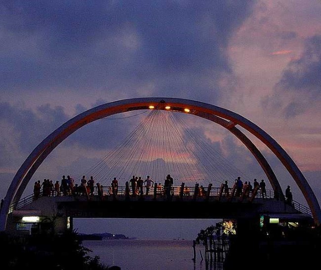 Rainbow Hanging Bridge, Kochi: A Scenic Stroll with Stunning Views