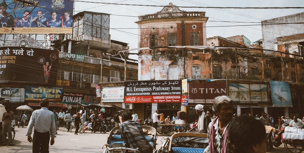 Aminabad Market: The Heartbeat of Lucknow's Vibrant Shopping Culture