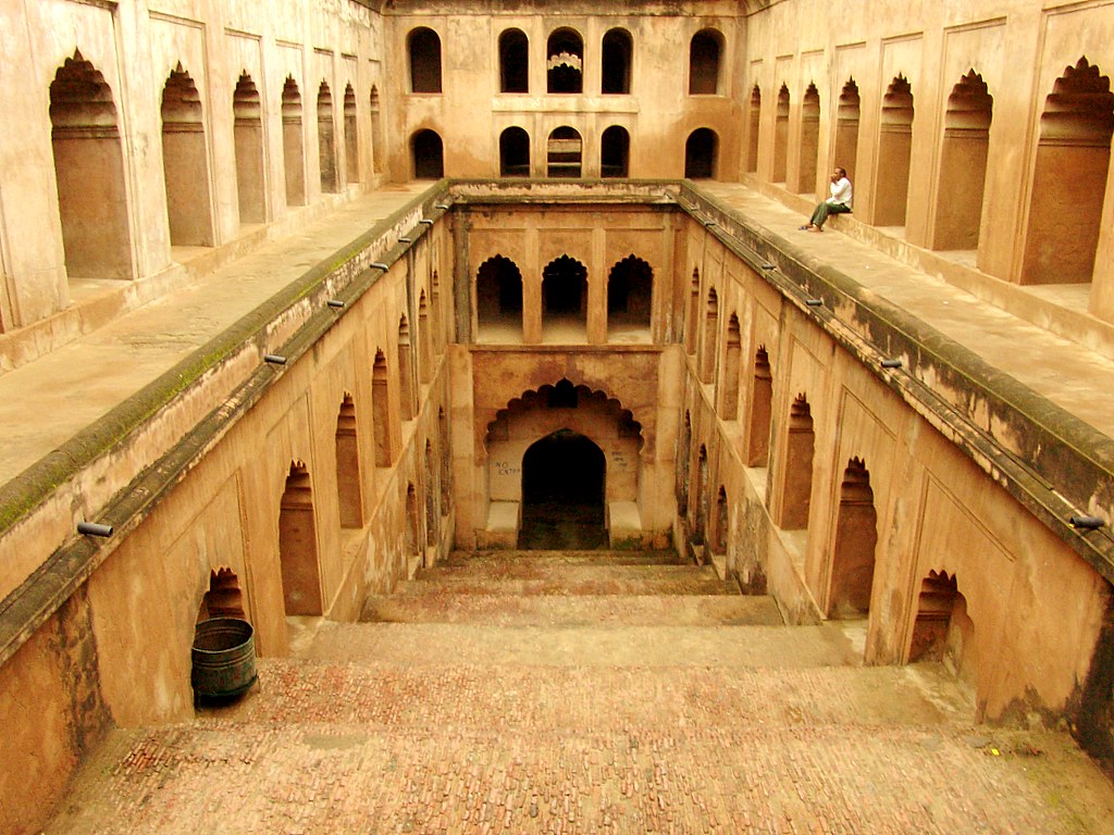 Shahi Baoli: A Majestic Blend of Indian and Islamic Architecture in Lucknow