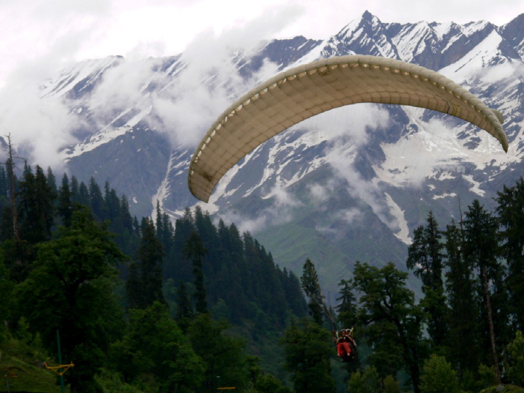 Paragliding in Manali: Soar Above the Himachali Peaks